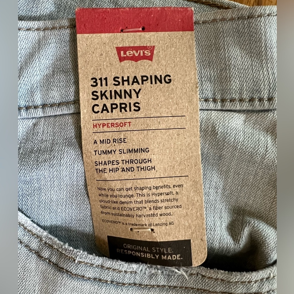 NWT Levi’s 311 Shaping Skinny Capri Light Wash Sz 18W